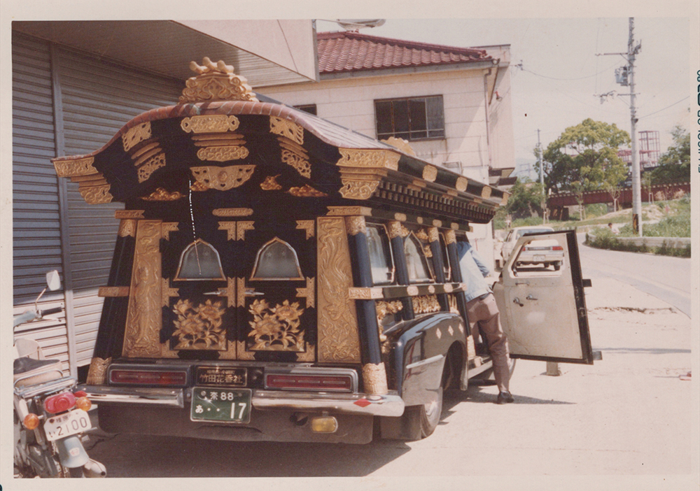 昔の宮型霊柩車の写真