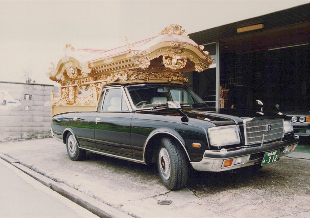 昔の宮型霊柩車の写真